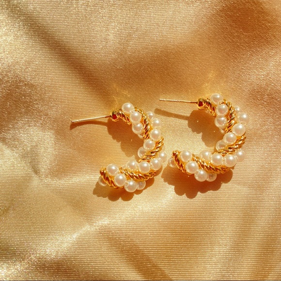 💙Pearls Twisted Croissant Dome Earrings - Picture 2 of 15